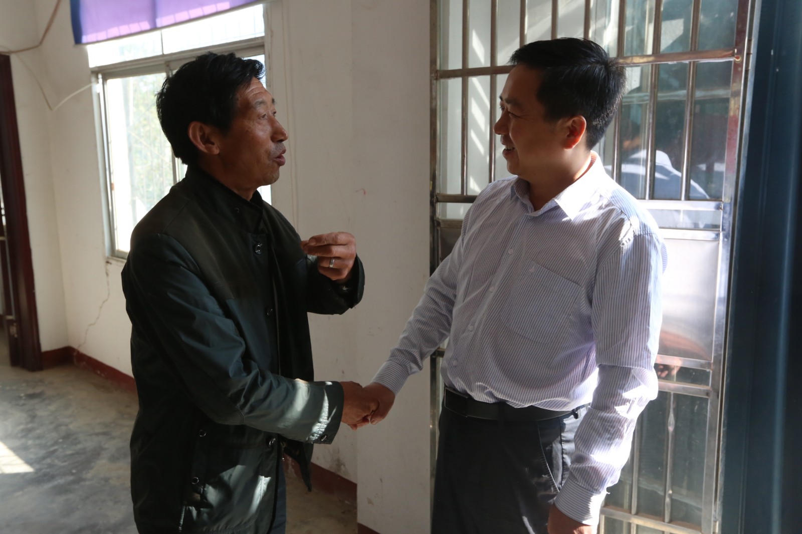 与村民亲切交谈.JPG