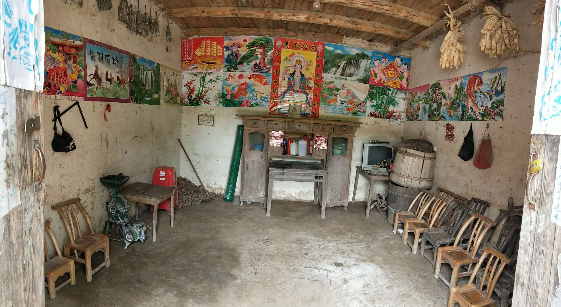 严连云家清扫整理之后的景象（乔青银 摄）.jpg