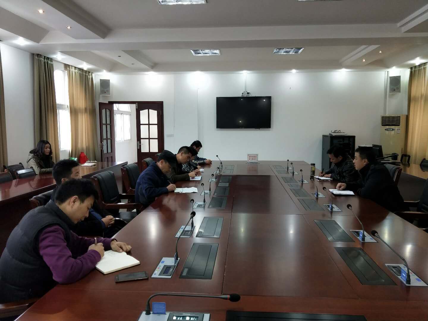林区人民法院召开精准扶贫工作会.jpg