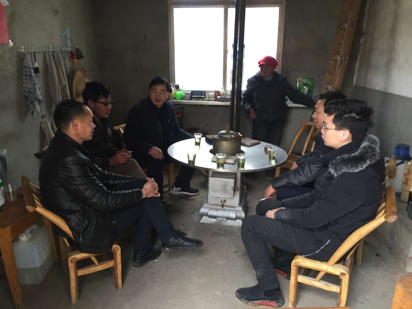 D:\桌面文件\1月宣传报道\冬日风雪寒 慰问暖人心\慰问看望贫困户黄成兴.jpg