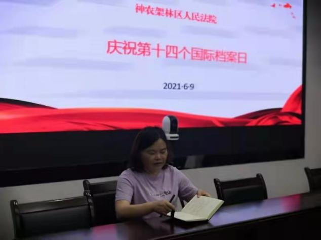 甘鲜院长进行《档案法》讲解.png