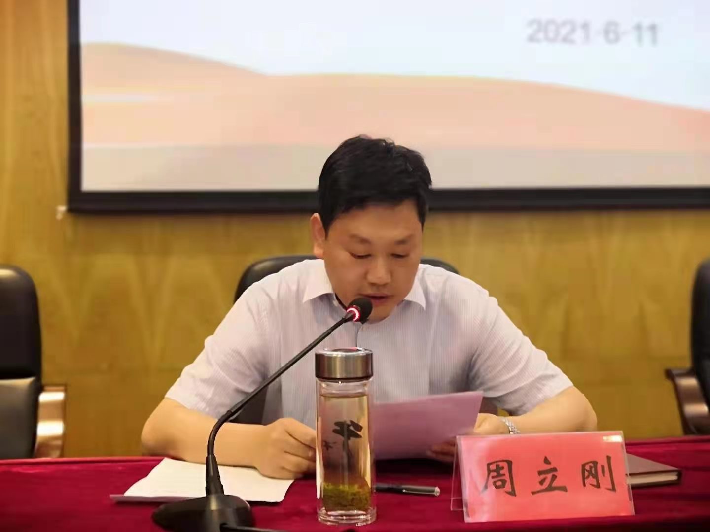 交通局局长周立刚主持会议.jpg