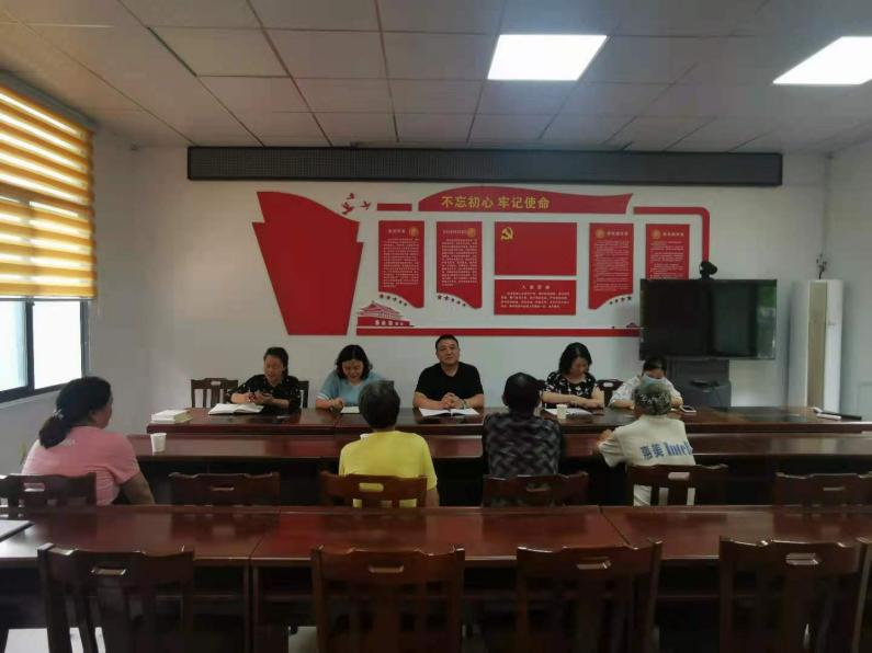 调研组在长青村开展座谈.png