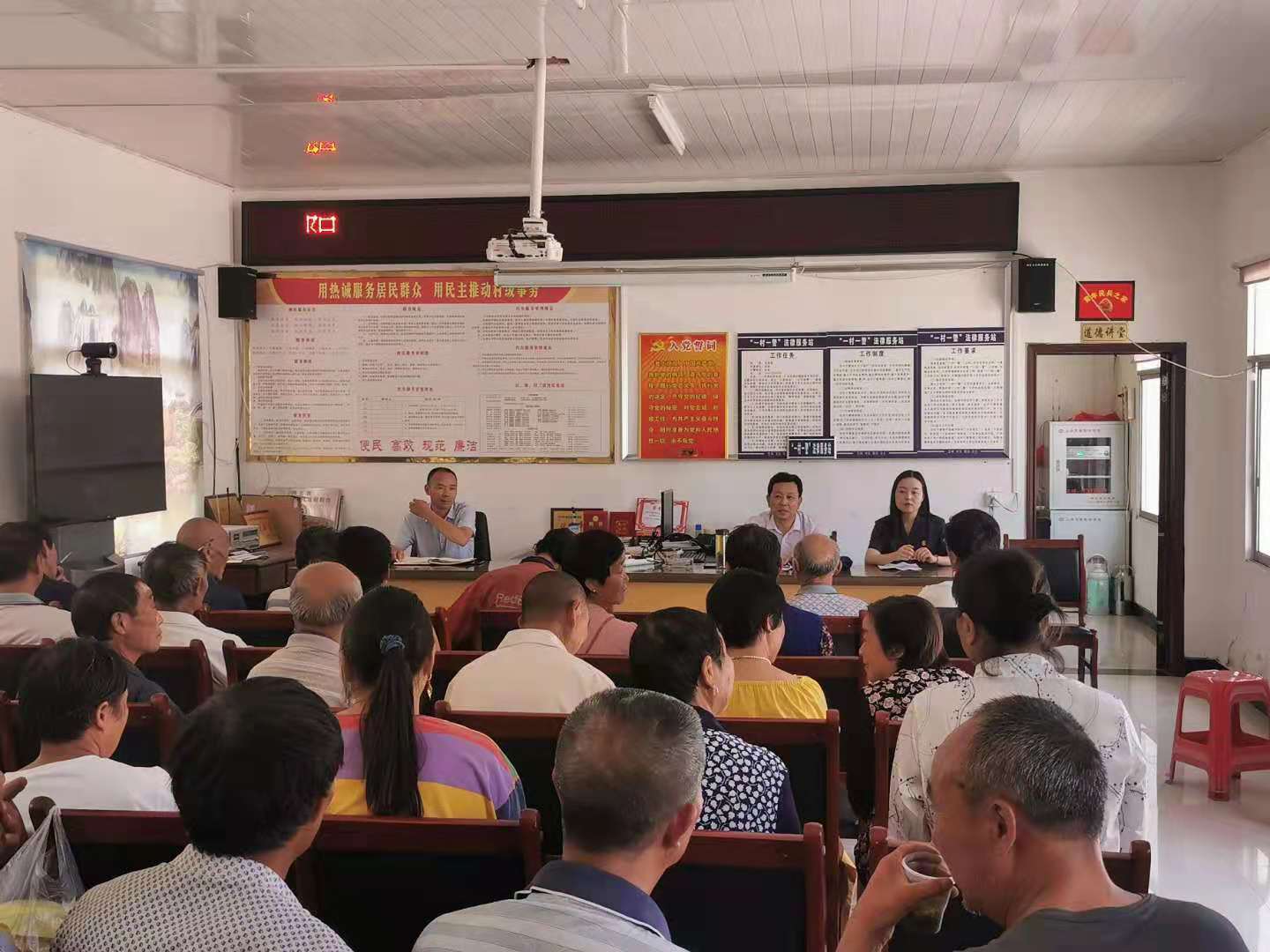 帮扶工作队与帮扶村群众见面1.jpg
