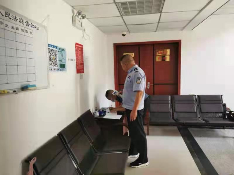 严格落实来访人员登记制度，逐一测量体温.png