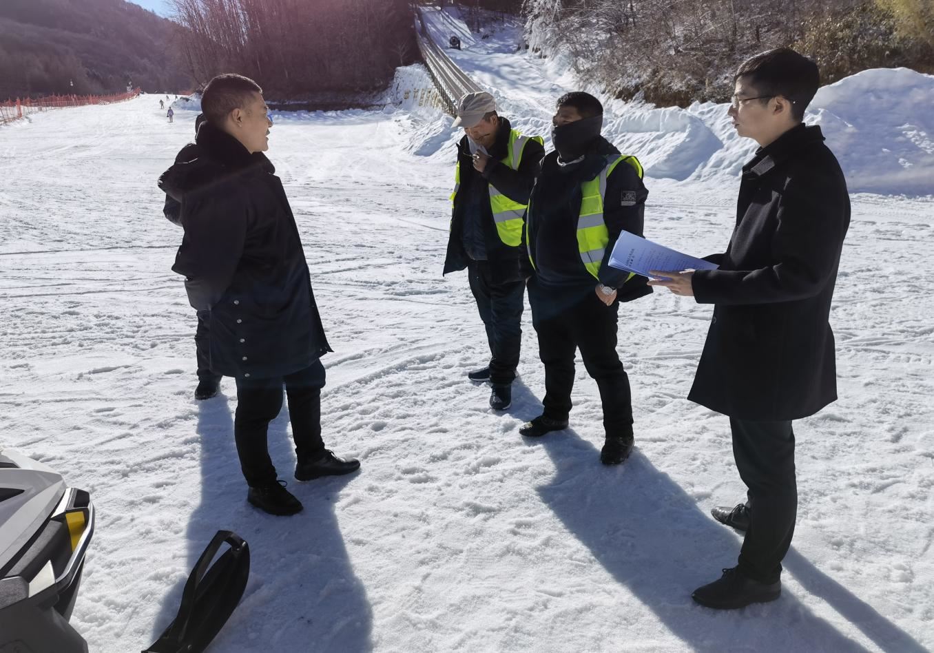 木鱼法庭干警前往滑雪场实地调查了解情况.jpg